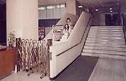 (旧)科学技術庁本庁舎に設置されていた弊社製の階段昇降機※T－C型・生産終了 ※1979年設置/現在はTL-A型に改修済み
