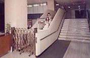 (旧)科学技術庁本庁舎に設置されていた弊社製の階段昇降機※T-C型・生産終了 ※1979年設置/現在はTL-A型に改修済み
